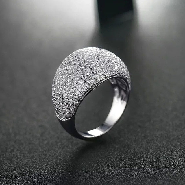 Elegantní prsten osázený zirkony