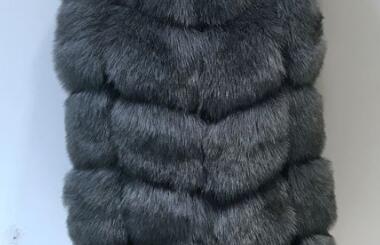 Dámský delší kabát z umělé kožešiny s kapucí